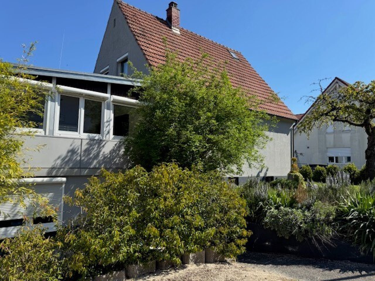 Südfassade mit viel Grün