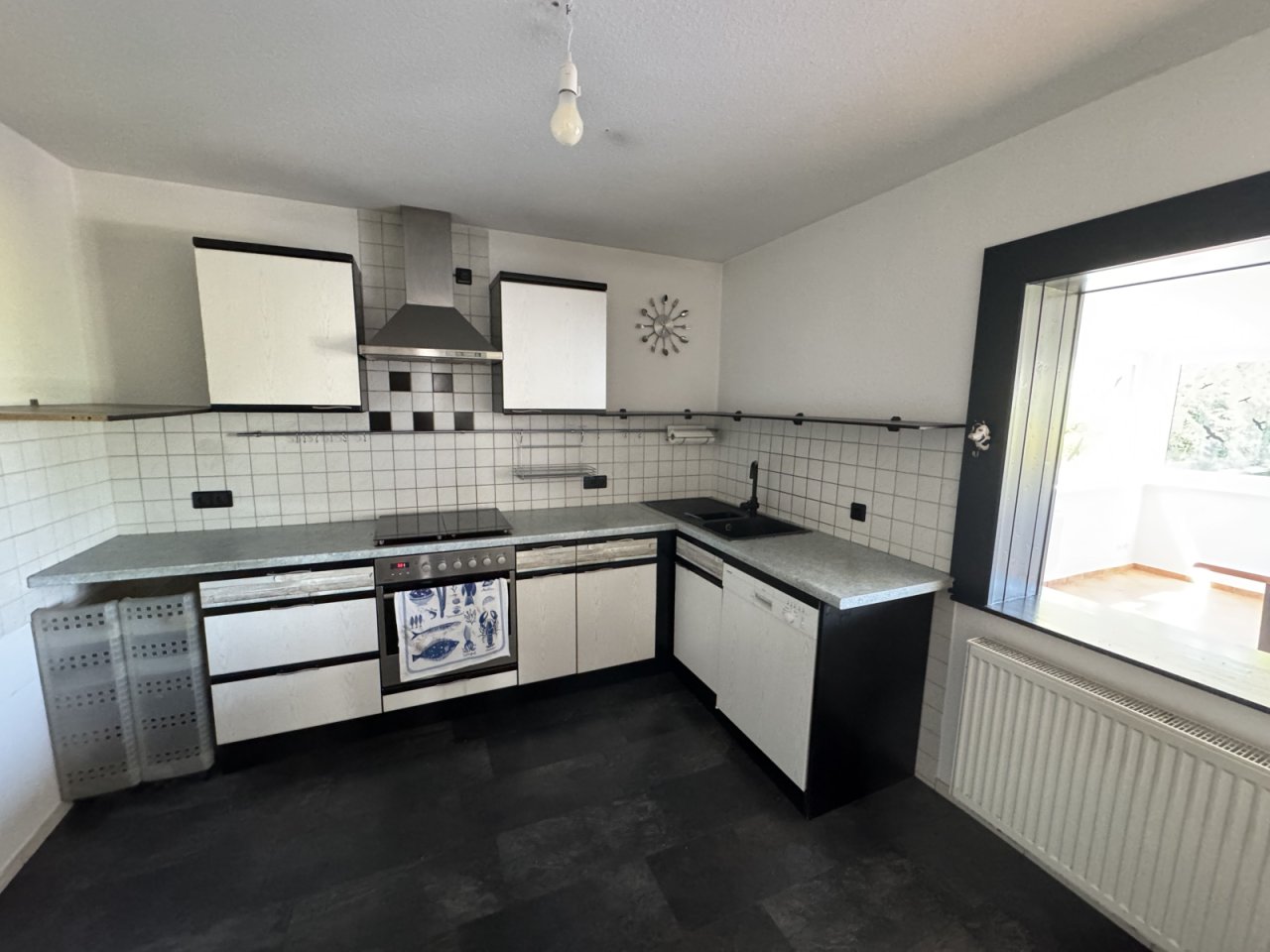 Küche mit Durchreiche zum Wohn- Esszimmer