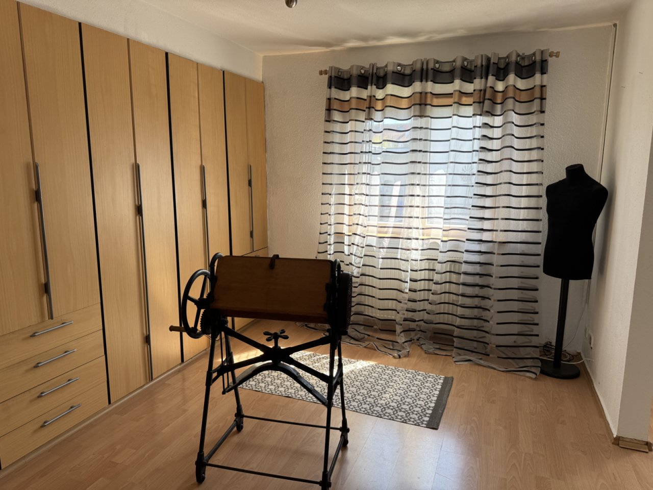 Zimmer Erdgeschoss mit Einbauschränken